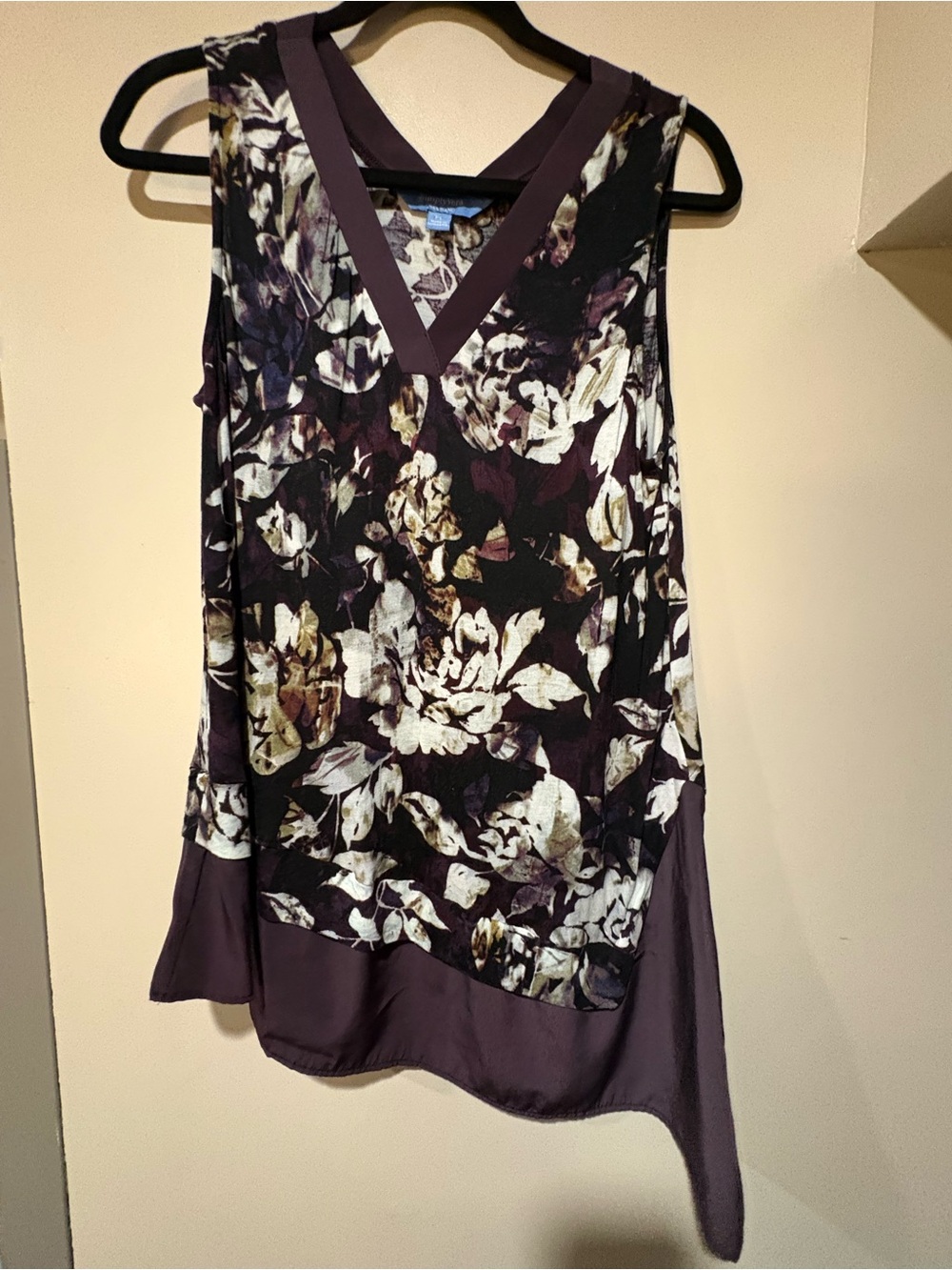 Vera Wang Sleeveless Floral V-Neck Top